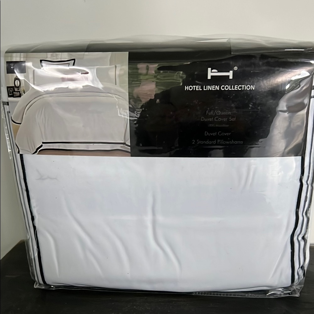 White / Black Hotel Collection Duvet Cover Set Queen /Full